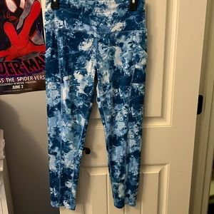 BLUE AND WHITE LEGGINGS